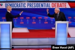 Джо Байден и его оппонент из прогрессистского крыла Демократической партии Берни Сандерс во время дебатов в марте 2020 года