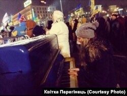 Квітка Перегінець грає на синьо-жовтому фортепіано на майдані Незалежності в Києві під час Революції гідності