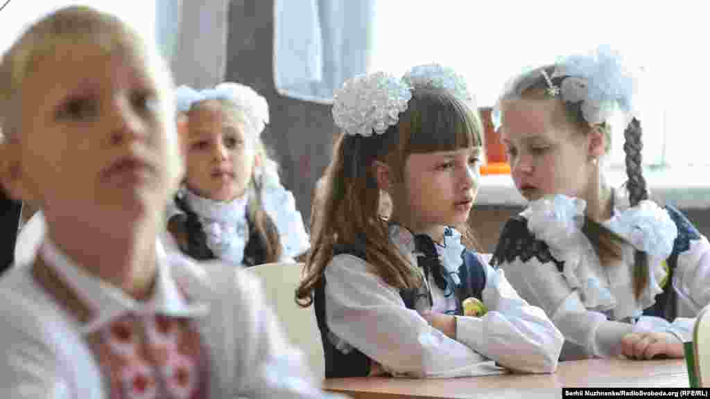 Даша вже у класі та чекає на перший у своєму житті урок. За офіційною інформацією, з непідконтрольної частини Донецької та Луганської областей та Криму виїхало близько 170 тисяч дітей-переселенців. Більшість із них 1 вересня пішла до школи