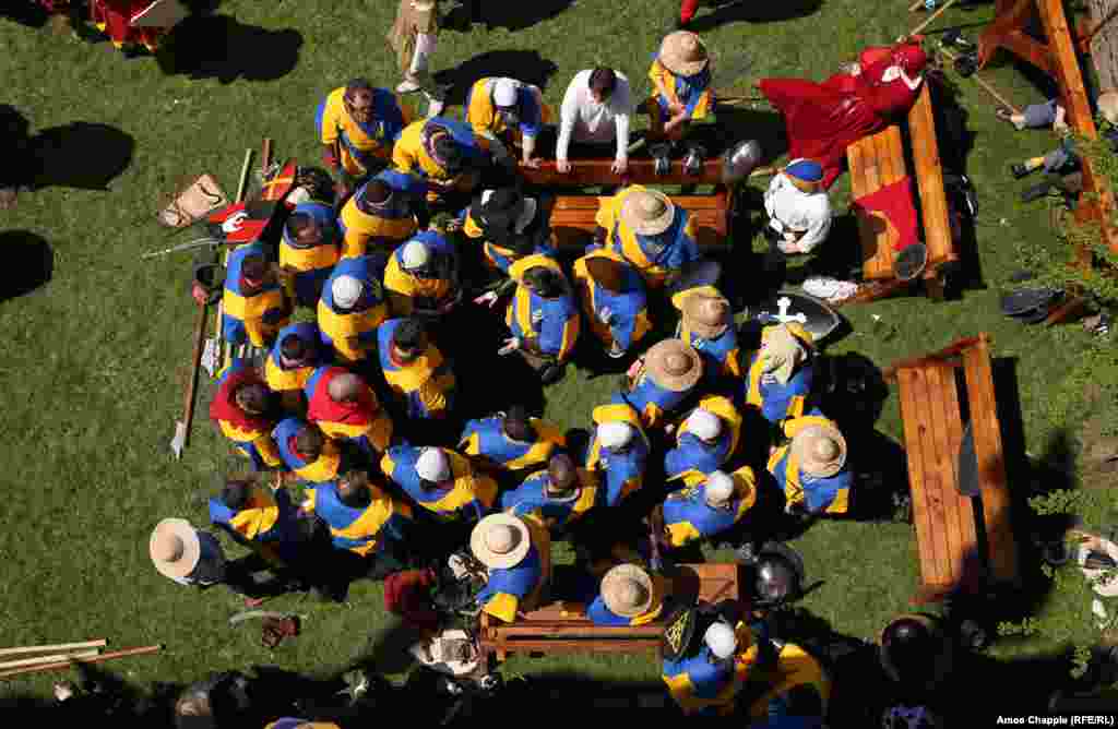 The Ukrainians gather for a team talk before entering the arena. 