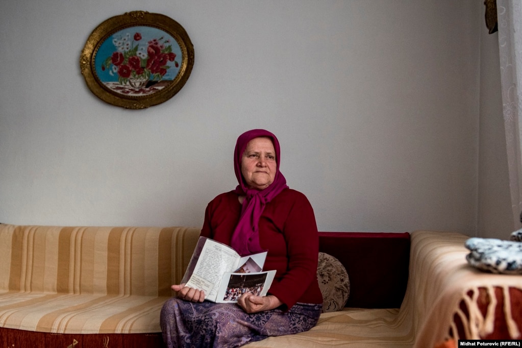 Džejma Pašić drži u rukama pismo i fotografije od njene djece, tokom genocida u Srebrenici su joj ubijena dva sina.
