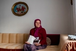 Džejma Pašić drži u rukama pismo i fotografije od njene djece, tokom genocida u Srebrenici su joj ubijena dva sina.