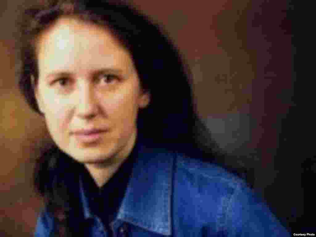 Ул Казанда туып үссә дә, инде күптән Петербурда тора, шунда өч бала үстерә.
