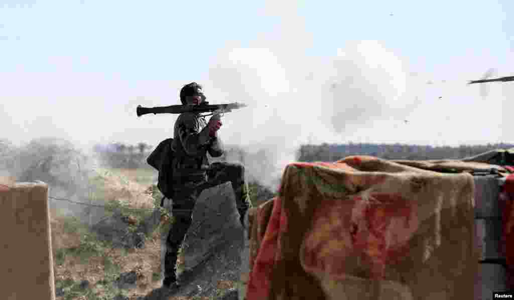 Një ushtar irakian shkrep një mortajë dore ndaj militantëve të Shtetit Islamik, në perëndim të Falluxhës.