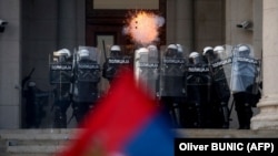 Policija čuva zgradu Skupštine Srbije na protestu, 8. jul