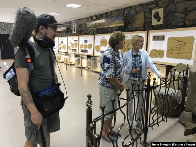 Ірина Лобанова проводиться екскурсію у Музеї первісного мистецтва Національного історико-археологічного заповідника «Кам’яна Могила»