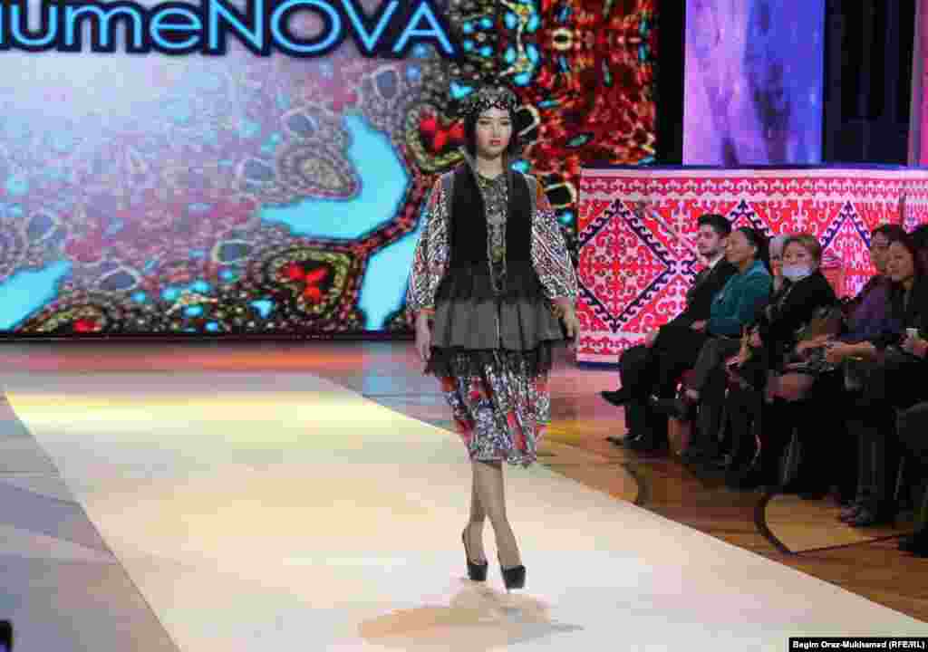 Модель демонстрирует платье на сцене фестиваля моды в Астане.