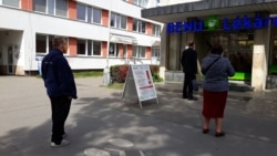 Люди в очереди у аптеки в Праге, столице Чехии. 15 апреля 2020 года.