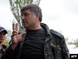 Arsen Avakov vizitând un punct de control al Kievului lângă Sloviansk.