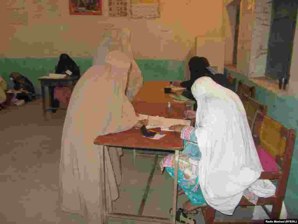 په بنو کې ډېرو ښځو ووټونه اچولي دي