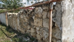 Старый забор из разномастных камней