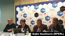 Sa pres-konferencije: Aleksandra Martinović, iz Transparency Internationala BiH (lijevo) i Igor Vukajlović iz Udruženja građana Tender (desno)