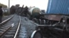 С грузового поезда, сошедшего с рельсов, пролилась серная кислота