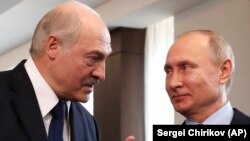 Alyaksandr Lukașenka discutînd cu președintele Vladimir Putin la o întîlnire la Soci, în februarie 2019