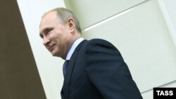 Президент России Владимир Путин на совещании по развитию Вооружённых сил в городе Сочи. 26 ноября 2014 года. 