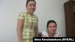 Жительница Кызылорды Айнур Калдыбек (справа). 24 июня 2014 года.