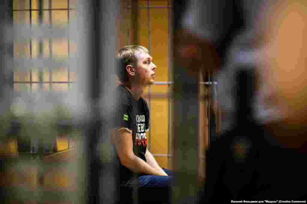 РУСИЈА - Адвокатите на рускиот истражувачки новинар Иван Голунов поднесоа жалба до судот во Москва за укинување на куќниот притвор. Голунов, кој работи за новинската агенција Медуза е обвинет за обид за продавање на наркотици. Новинари, активисти и поддржувачи за утре најавија протести на кои ќе се бара ослободување на Голунов, кој ги негираше обвиненијата.
