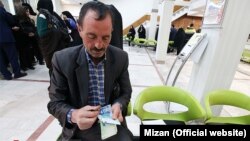 قرار است عیدی کارکنان دولت در بهمن امسال‌ و از محل بودجه مصوب دستگاه‌های اجرایی پرداخت شود.
