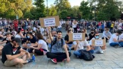 Protestuesit para parlamentit, Beograd.