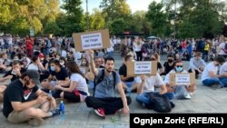 Na protestu u četvrtak 9. jula, većina građana je sedela kako bi se ogradili o pojedinaca koji bi pravili incidente