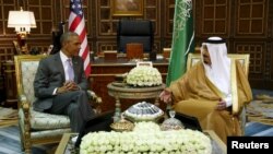 ABŞ-nyň prezidenti Barak Obama Saud Arabystanynyň patyşa Salman bilen duşuşyk mahalynda.