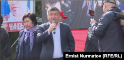 Алмамбет Шыкмаматов выступает на митинге в защиту Омурбека Текебаева, 23 апреля 2019 г.
