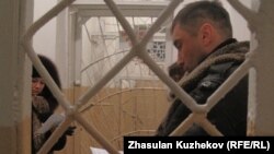 Посетители колонии строгого режима ожидают своей очереди. Атбасар, Акмолинская область, 10 января 2011 года.