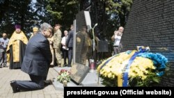 Президент України вшановує пам’ять жертв українців, убитих вояками польських «Селянських батальйонів» та Армії крайової у 1944 році. Сагринь, Польща, 8 липня 2018 року