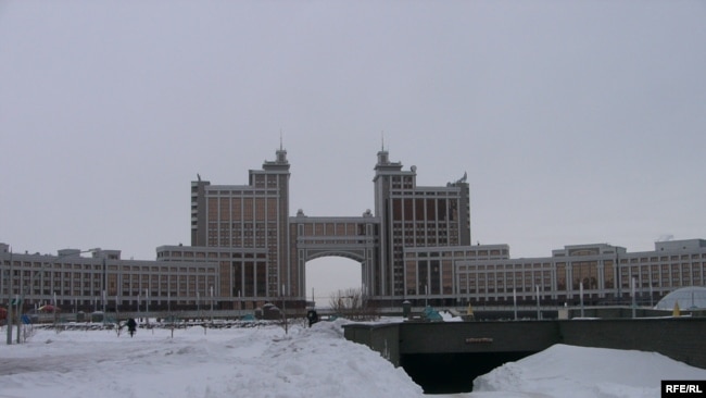 Здание национальной нефтегазовой компании «КазМунайГаз» в столице.