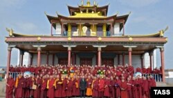 Prezident Vladimir Putin Buryatiyadakı buddist məbədinin rahibləri ilə (2013)