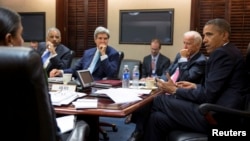 АҚШ президенті Барак Обама (оң жақта) ұлттық қауіпсіздік кеңесінің жиынында Сирия мәселесін талқылап отыр. Вашингтон, 30 тамыз 2013 жыл.