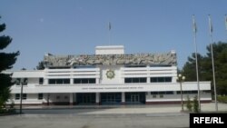 Düýbi Aşgabatda ýerleşýän Dünýä türkmenleriniň ynsanperwer bileleşiginiň "Mekan" köşgi. Aşgabat, 2009-njy ýyl. Arhiwden alnan surat. 