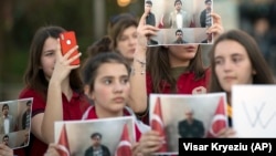 Učenici škole Mehmet Akif sa fotografijama svojih uhapšenih učitelja, Priština, 29. mart, 2018.