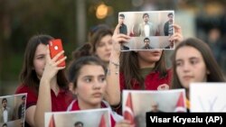 Studentët e shkollës "Mehmet Akif" në Prishtinë, duke protestuar për dëbimin e arsimtarëve.