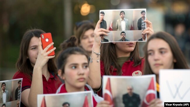 Prishtinë: Nxënës të Shkollës "Mehmet Akif" kërkojnë lirimin e mësimdhënësve turq.