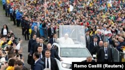 Десятки тисяч людей зібрались у Шумулеу-Чук на месу, яку провів папа Римський Франциск першого червня 2019 року, у другий день візиту до Румунії 