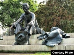 До памятника поэту Аттиле Йожефу венгерские правые пока не добрались, хотя он тоже был коммунистом