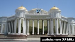 Национальный музыкально-драматический театр имени Магтымкули в Ашхабаде.