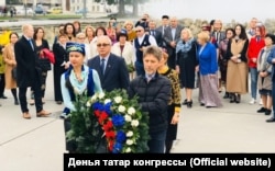Возложение цветов к памятнику советскому солдату