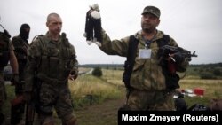 Проросійські бойовики хизуються «трофеями» зі збитого MH17, 17 липня 2014