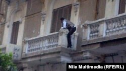 شاب يحاول اقتحام مقر الاخوان المسلمين في بورسعيد