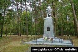 Встановлений на місці розстрілу в радянські часи пам’ятник нічим не нагадував, що тут поховані жертви Голокосту
