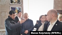 Гражданский активист Альнур Ильяшев (слева) в офисе партии «Нур Отан». Алматы, 5 марта 2020 года.