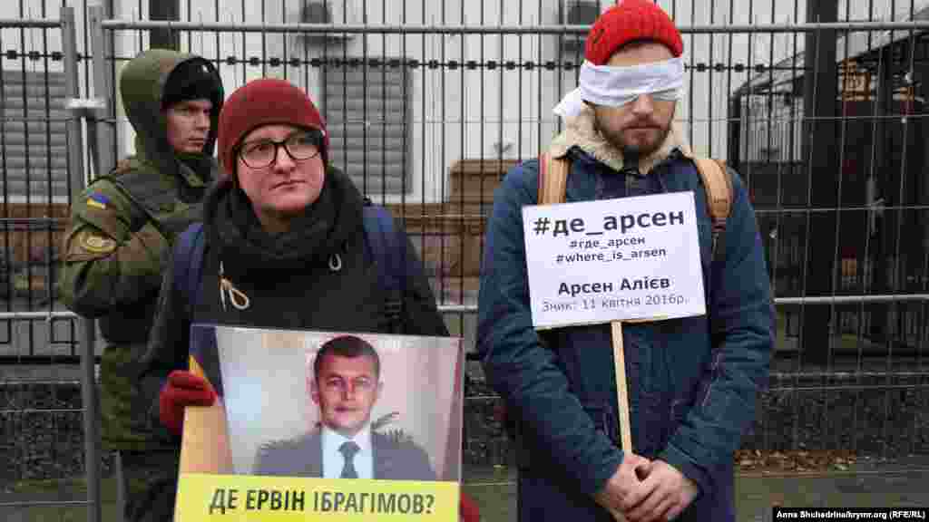 Kyivdeki Rusiye Federatsiyasınıñ elçihanesi ögünde #Ervinqayda aktsiyası olıp keçti. Onıñ maqsadı &ndash; cemaatçılıqnıñ diqqatını Qırımda ğayıp olğan insanlarğa celp etmektir. 2016 senesi noyabrniñ 25-i&nbsp; 
