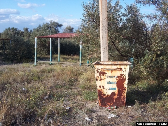 Заброшенный пляж рядом с высохшим Северо-Крымским каналом в Армянске