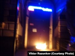 Так горела подожженная дверь штаба "Единой России" в Выборгском районе Петербурга