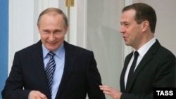 Liderët rusë, presidenti Putin (majtas) dhe kryeministri Medvedev