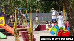 Aşgabadyň çagalar bagynyň resmisi körpeleriň iýmitini dükanlara satmakda aýyplanyp tussag edildi’