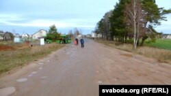 Паміж горадам з асфальтам і вясковай рэальнасьцю без асфальта