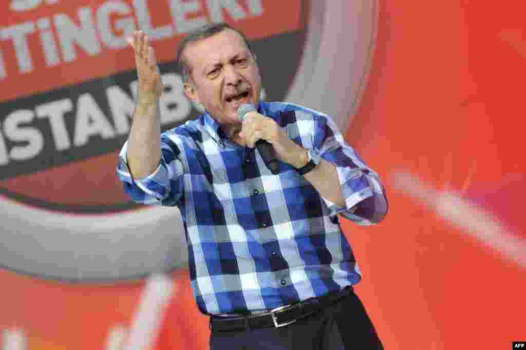 Premijer Erdogan obratio se onima koji su se okupili na skupu podrške njemu i vladajućoj stranci, Istanbul, 16. juni 2013. 